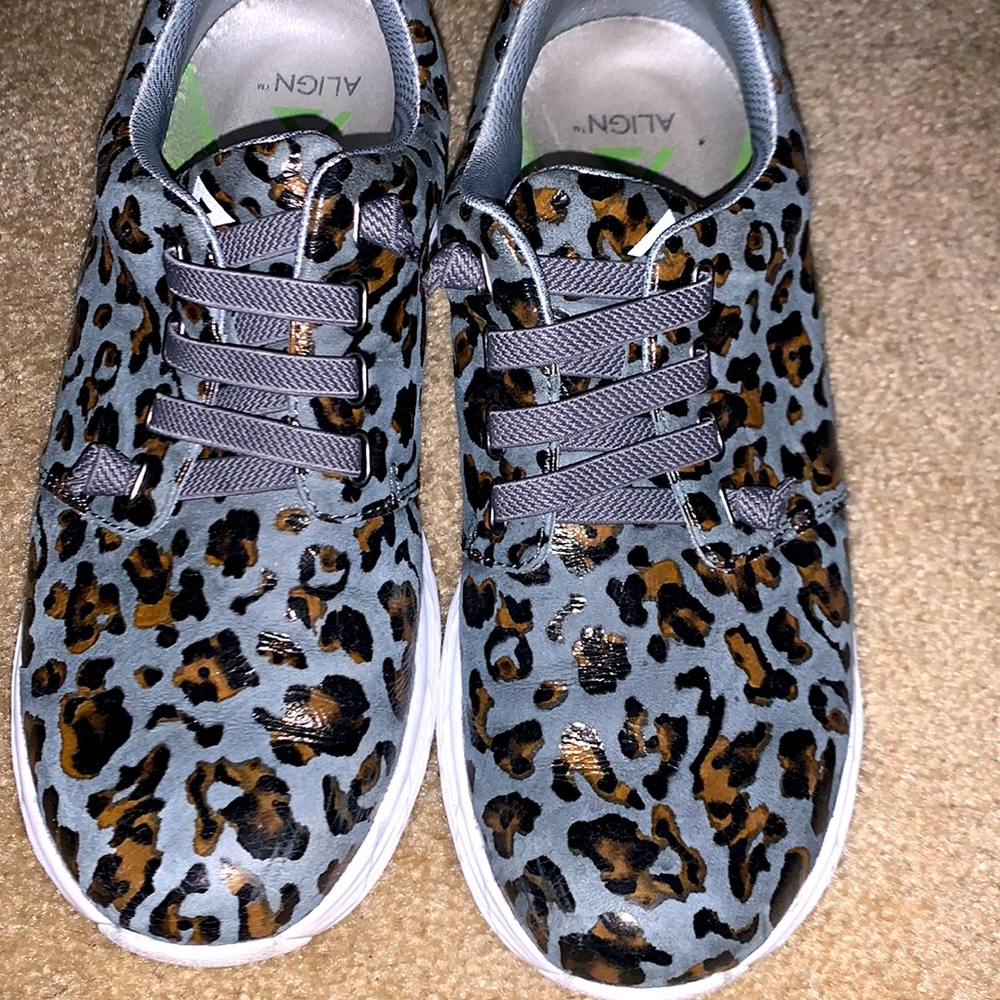 Nurse mates velocity align sneakers 7.5
